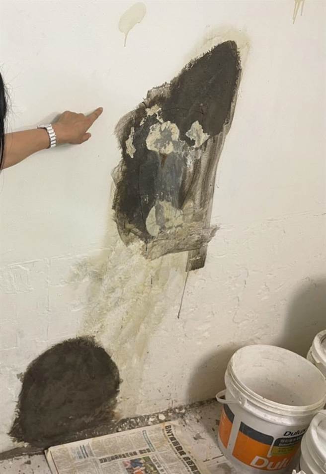 自广慈社宅开工以来，周遭民眾家中产生漏水、墙壁及地面龟裂状况。（许家蓓提供／杨亚璇台北传真）