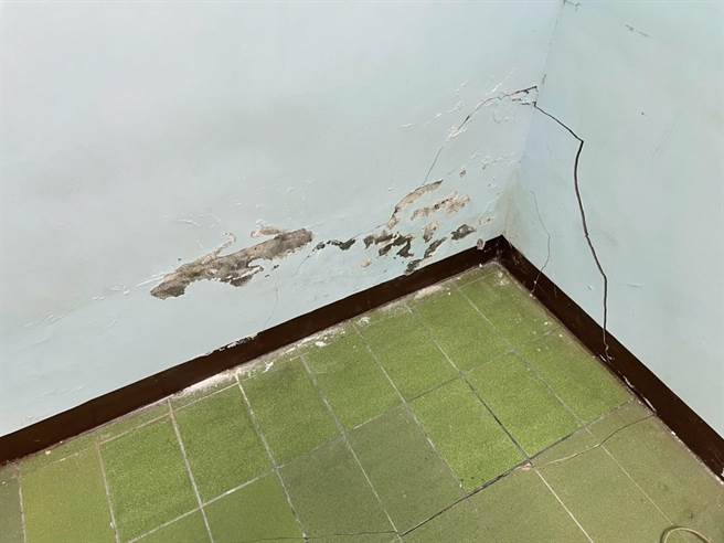 自广慈社宅开工以来，周遭民眾家中产生漏水、墙壁及地面龟裂状况。（许家蓓提供／杨亚璇台北传真）