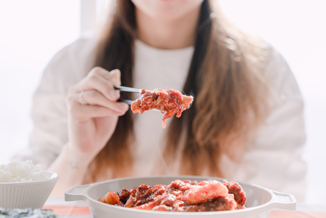 一名在韓國留學的香港女大生確診後，不僅被安排入住酒店海景房進行隔離，就連三餐也相當豐盛。（示意圖／達志影像）
