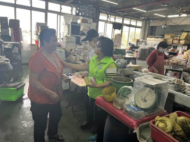 翁美春一早前往豐原果菜批發市場向攤商鄉親懇託，力拚初選出線。（翁美春提供）