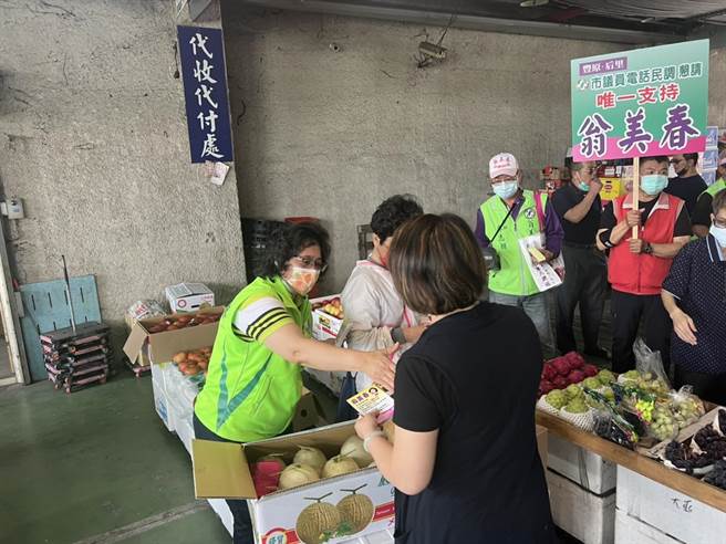 翁美春一早前往豐原果菜批發市場向攤商鄉親懇託，力拚初選出線。（翁美春提供）