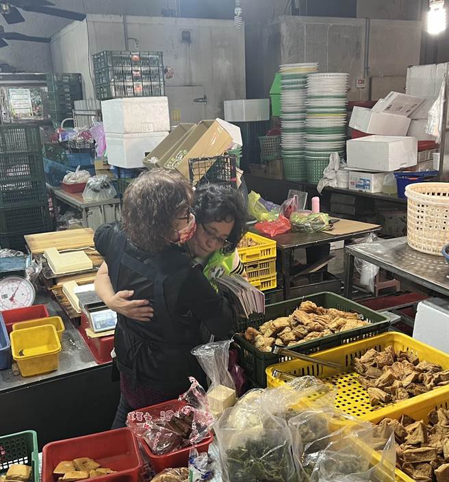 翁美春一早前往豐原果菜批發市場向攤商鄉親懇託，力拚初選出線。（翁美春提供）