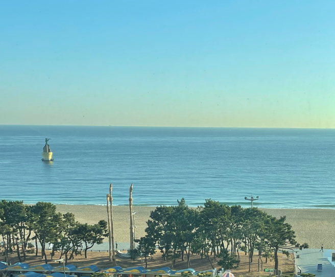 從隔離酒店看出去，有一望無際的大海。（圖／翻攝自連登討論區）