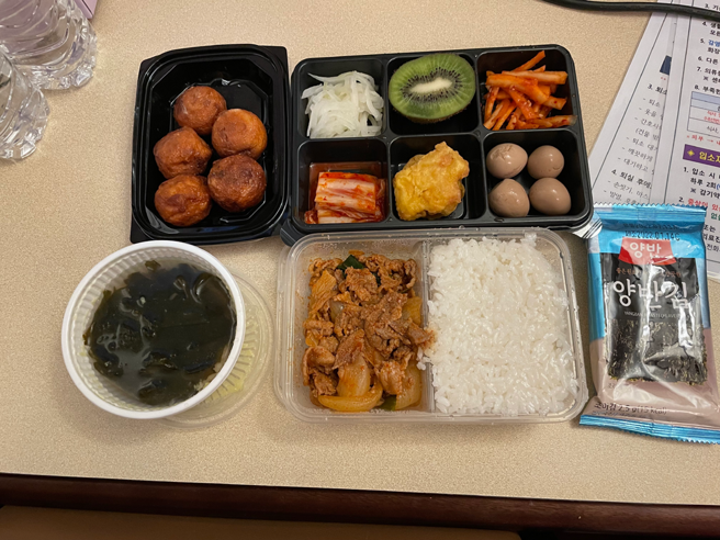 晚餐不僅有6格小菜、1個炒豬肉飯、1碗紫菜湯、半顆奇異果，還有1包海苔。（圖／翻攝自連登討論區）