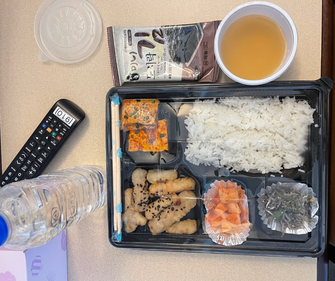 即便是早餐也有4格小菜、1碗湯、1個白飯和1包海苔。（圖／翻攝自連登討論區）