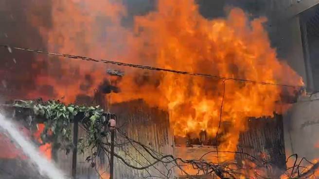台東市強國街一民宅18日中午傳出火警，火勢蔓延迅速，所幸無人傷亡。（蔡旻妤攝）
