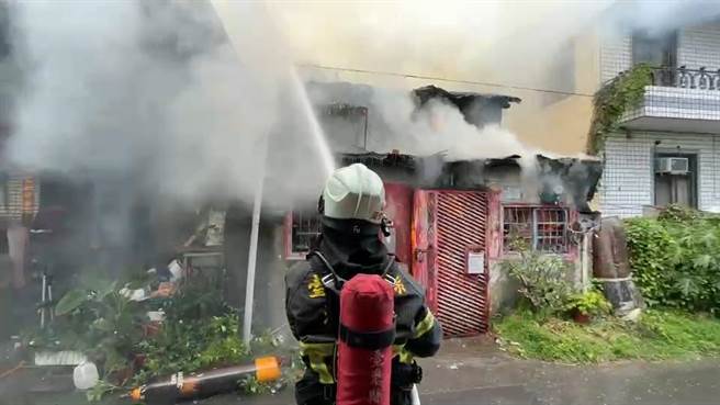 台東市強國街一民宅18日中午傳出火警，火勢蔓延迅速，所幸無人傷亡。（蔡旻妤攝）