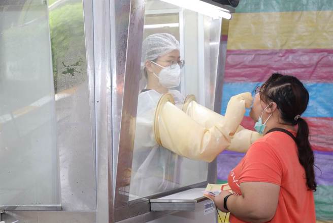 零確診破功！嘉義市相隔7個多月 再傳1人染疫。圖為去年民眾到擴大篩檢站採檢。（資料照／廖素慧攝）