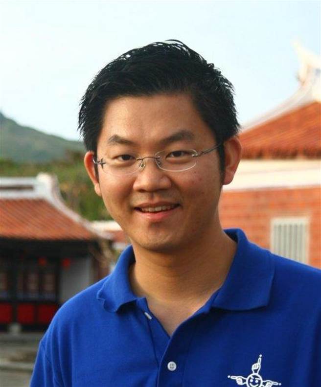 國民黨新北市議員擬參選人黃心華批評，隔了一條淡水河，初選的民調的加權方式竟是兩樣風情，「一黨兩制」成為這次黨內初選的詮釋。（摘自黃心華臉書）