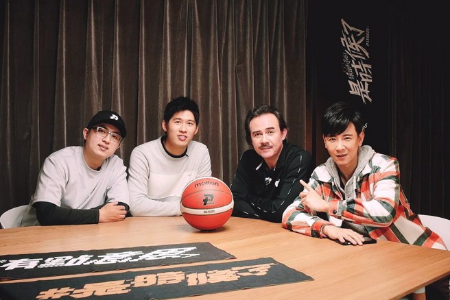 「球场第一排」节目首集来宾桃园领航猿总教练郑志龙(右二)，主持人为篮球情报官Tony(左一)、青年创投家Henry(左二)和主播王博麟。(MOMOTV提供)