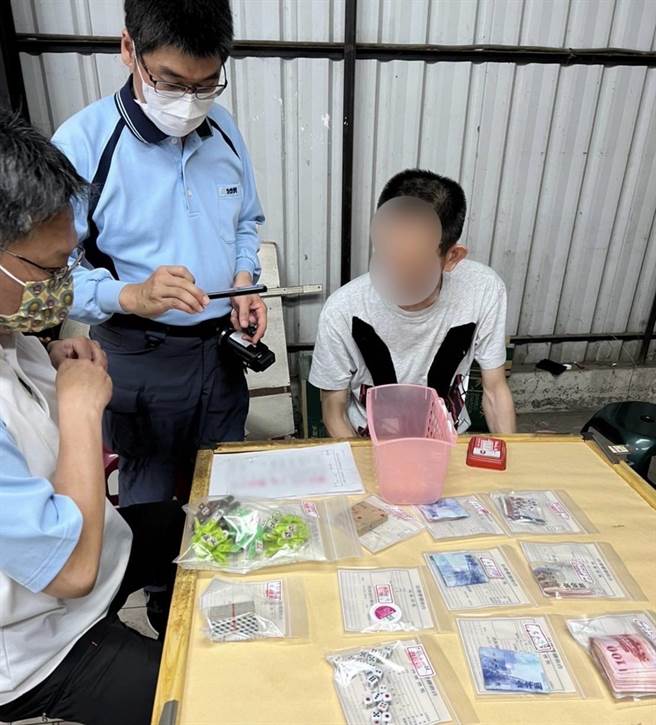 警方查获天九牌职业赌场，利用中午就开张，躲避警方查缉。（读者提供／曹婷婷台南传真）