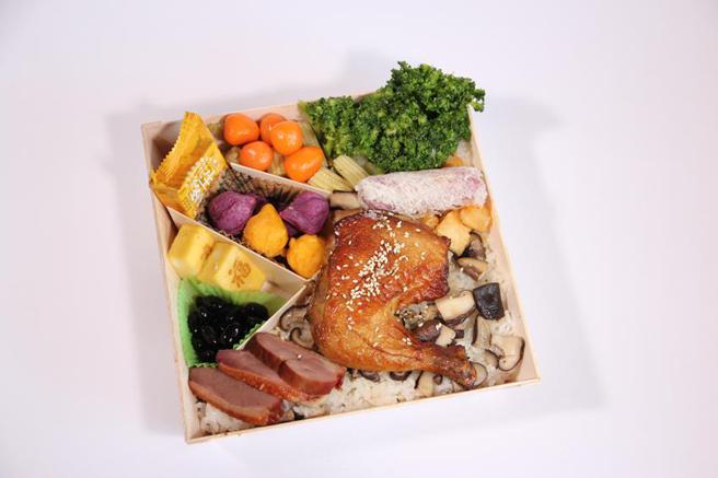 （臺灣鐵路管理局X信濃鐵道聯名「信州味噌雞腿幕之內便當」開賣。圖／台鐵局）