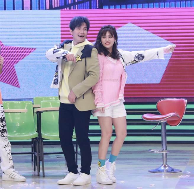 孙协志（左）吃醋夏宇童跟其他男星跳国标。（民视提供）