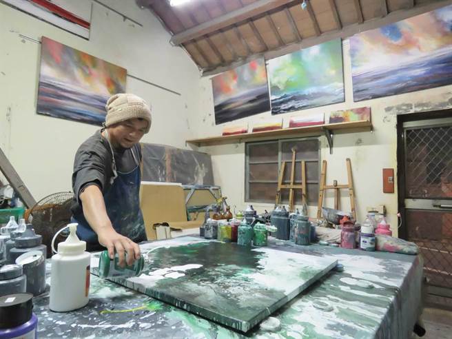 彰化画家陈炳臣，连续两年荣获下韩国「首尔亚细亚美术招待展」油画金奖。（陈炳臣提供／吴敏菁彰化传真）