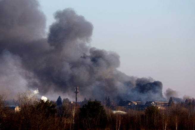 乌克兰西部城市利维夫（Lviv）18日清晨发生多起爆炸，俄军飞弹击中机场附近。（图／路透社）