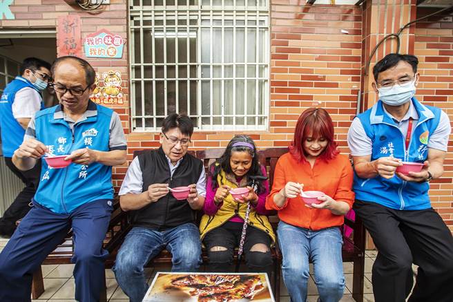 横山乡长张志弘（左自右）、立委林思铭、游妇、京茂建设董事长郑秀勋及社会处副处长绍堂，一起吃汤圆，象徵游妇圆满入新居。（罗浚滨摄）