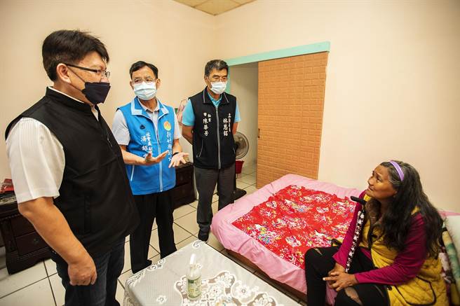 游妇（右）迁住新居，社会处副处长绍堂（左二）向立委林思铭（左）说明协助过程。（罗浚滨摄）
