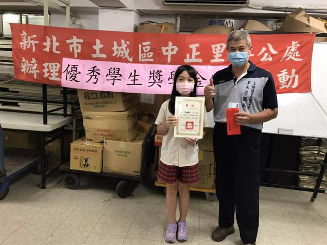 土城区中正里长吕聪成感嘆现代人晚婚、不生成常态，6、7年前加码补贴里民结婚奖礼金、生育奖励金。（新北市民政局提供）