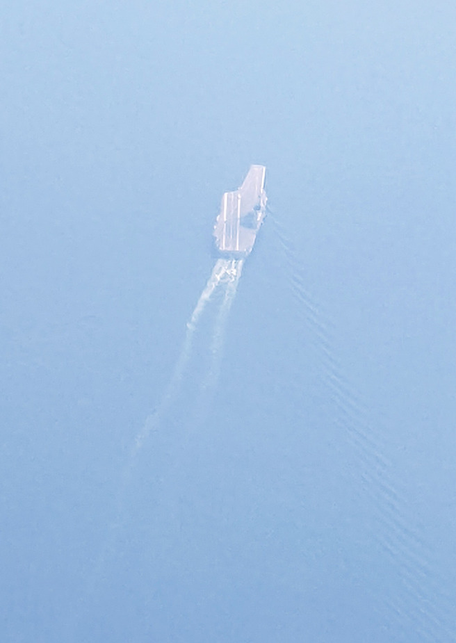 大陆航舰「山东舰」悄悄现身金门外海，遭搭机民眾镜头直击并捕抓到身影。(读者提供)