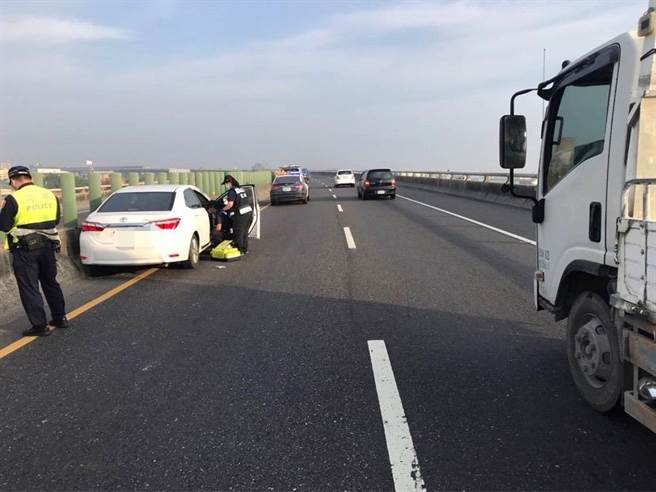 掌握鐵片料件編號，屏警鎖定特地車輛，追查女老師行車意外。(警方提供)