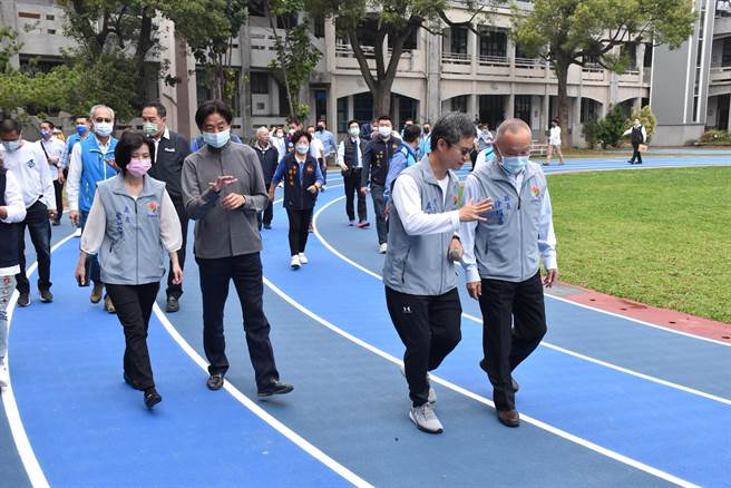 苗栗市大伦国新建跑道，18日由县长徐耀昌等主持启用试行。（谢明俊摄）