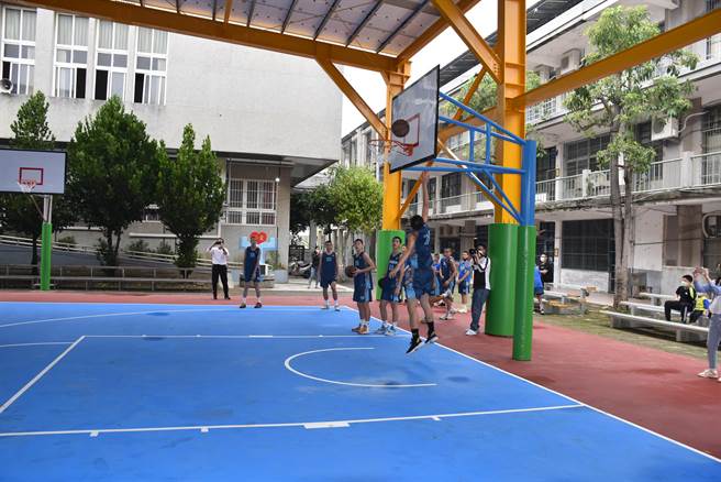 苗栗知名大伦国中篮球队有了新的练习球场。（谢明俊摄）