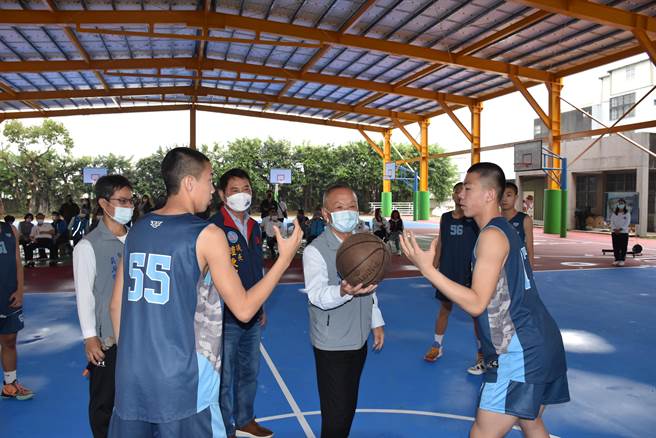 苗栗县长徐耀昌主持大伦国中新光电球场启用。（谢明俊摄）