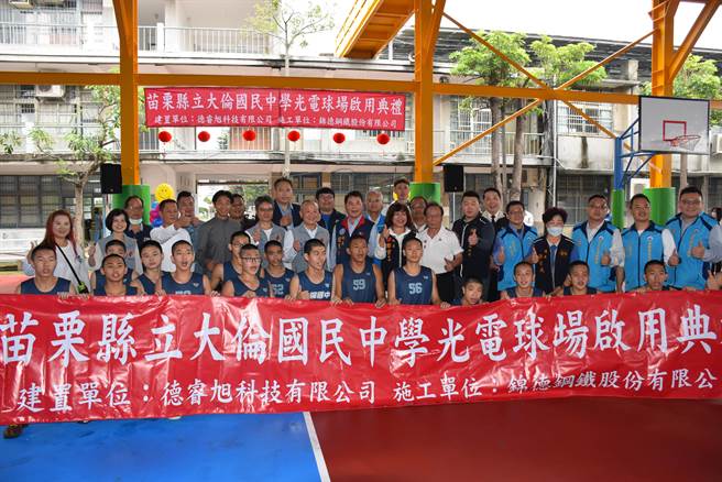 苗栗县长徐耀昌主持大伦国中新光电球场启用。（谢明俊摄）