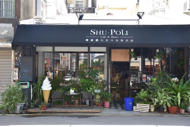 苗栗县文观局去年举办店仔艺穗节，获选餐厅安排现场表演。（谢明俊摄）