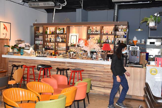 苗栗县文观局去年举办店仔艺穗节，获选餐厅安排现场表演。（谢明俊摄）