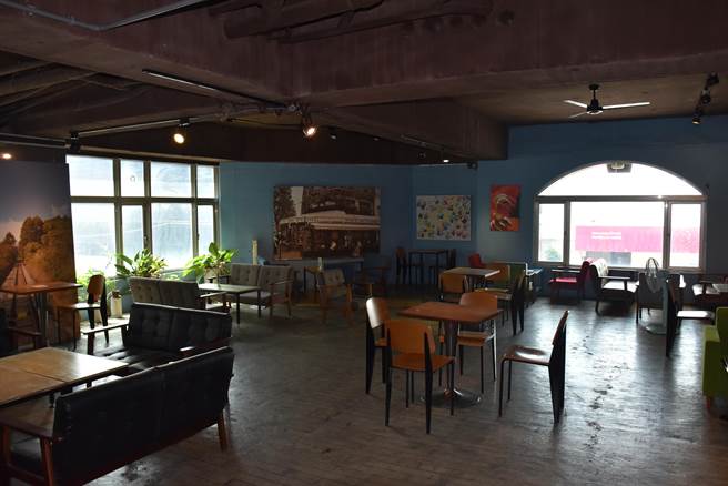 苗栗县文观局去年举办店仔艺穗节，获选餐厅安排现场表演。（谢明俊摄）