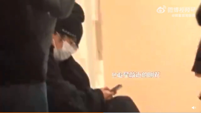 刘昊然在私人医院诊间外候诊。（图／微博）