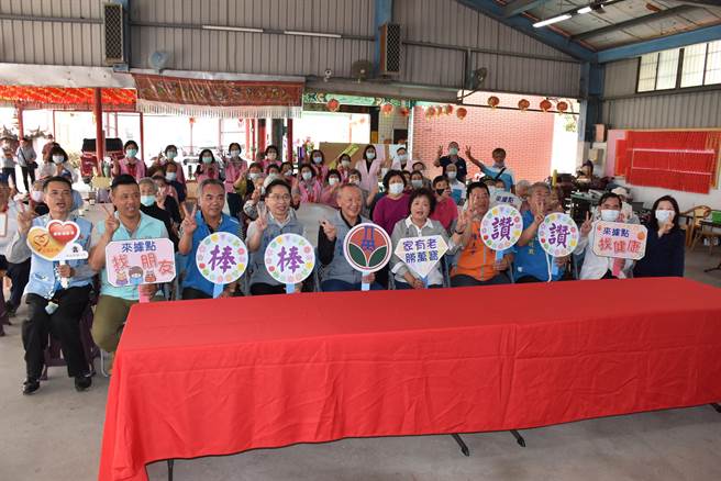 苗栗县长徐耀昌重视伯公照护站扩展，今年已增加至120个。（谢明俊摄）