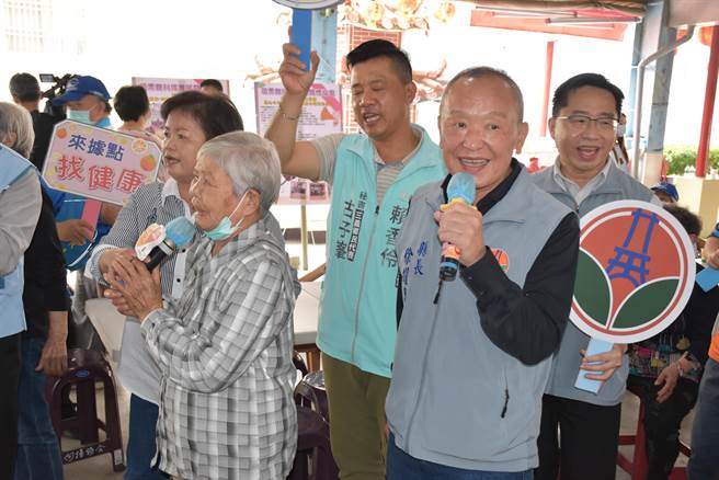 苗栗县长徐耀昌重视伯公照护站扩展，今年已增加至120个。（谢明俊摄）