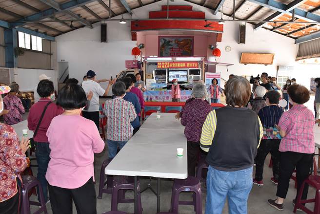 苗栗县长徐耀昌重视伯公照护站扩展，今年已增加至120个。（谢明俊摄）