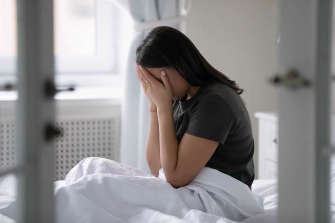 21歲的女大生搬去和男友同住，沒想到某日睡在客廳沙發竟慘遭男友父親伸手猥褻摸下體
。(示意圖/shutterstock)