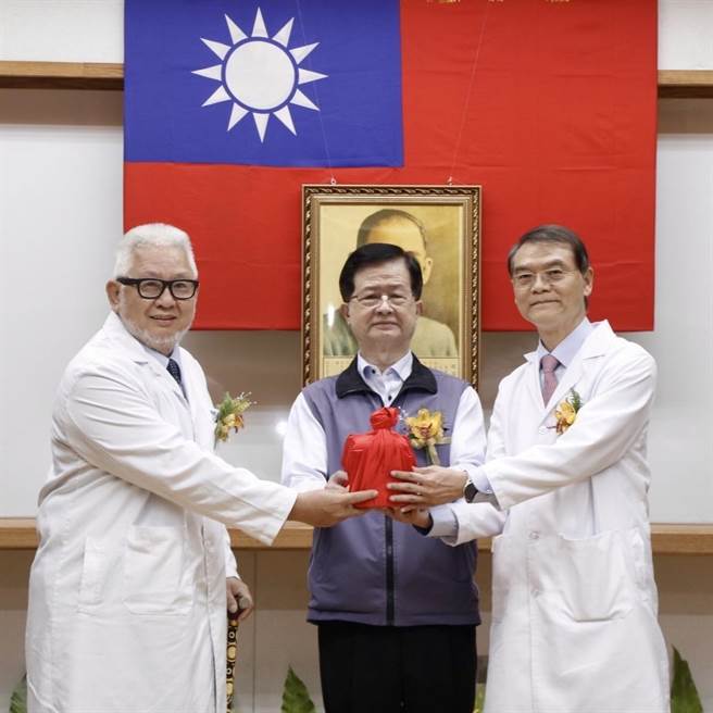 台北市卫生局长黄世杰18日至台北市立联合医院，主持台北市立联合医院总院长璩大成布达典礼。（联医提供／杨亚璇台北报导）