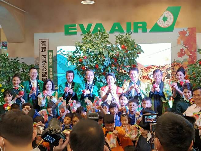 长荣航空18日举办青森特展。(简立欣摄)