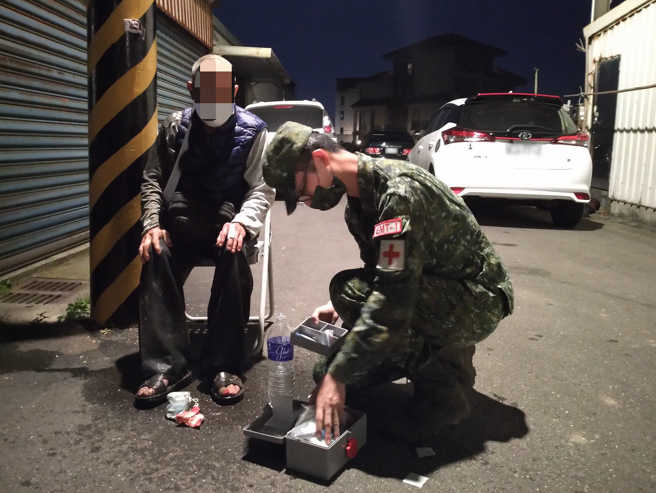 柯士對受傷民眾予以消毒清創。(六軍團提供)