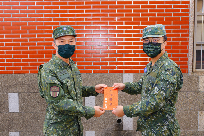 指揮官鍾中將表揚營輔導長張成佳少校，善行義舉。(六軍團提供)