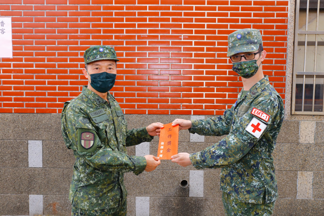 指揮官鍾中將表揚醫勤士柯立文上士，愛民助民精神。(六軍團提供)