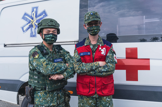 張少校與柯上士抱持「軍民一家」精神，樂意發揮一己之力，傳遞善的能量。(六團提供)