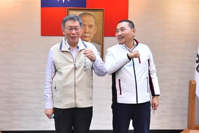 台北市长柯文哲（左）、新北市长侯友宜（右）18日出席双北合作交流平台。（台北市政府提供／张立勋台北传真）