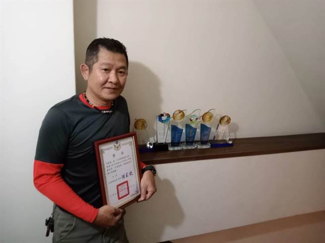 台中市警局少年队侦查佐高振铭长期关怀中辍青少年，曾6度获选台中市警局协寻达人。(台中市警局少年队提供／林欣仪台中传真)