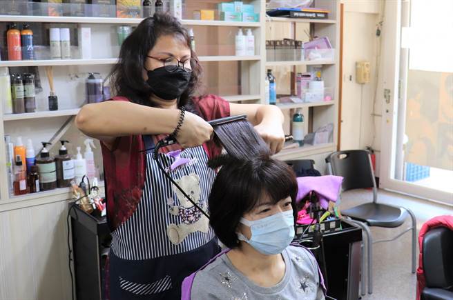 范禹容（後）藉勞動部產投課程精進美髮實力並順利考取美髮乙級證照，3年多前如願開設髮廊。（劉秀芬攝）