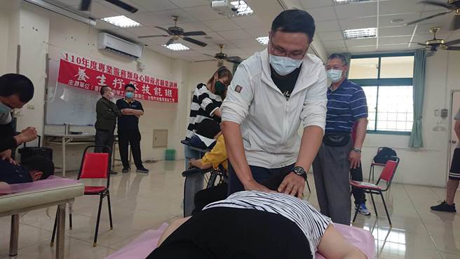 台南市按摩職業工會按摩班畢業學員吳佳昇，10年前先患血癌，再失明，卻自學按摩重生。（程炳璋攝）