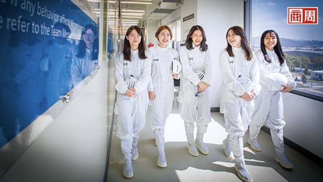 美光位于台中的无尘室，这5名女性的设备工程师皆不到30岁，她们是美光女工程师的生力军。(郭涵羚)