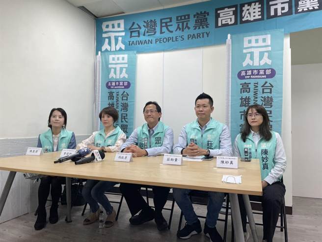 民眾黨高雄市黨部召開記者會，指出應該成立在野大聯盟。（洪靖宜攝）