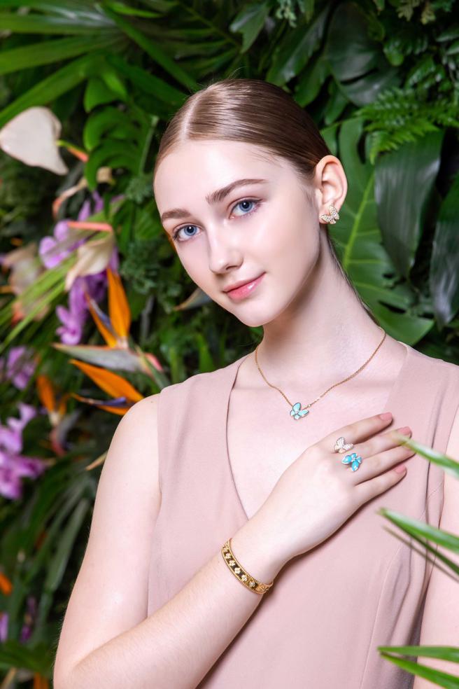 梵克雅寶在微風信義店打造春日詩意花園，模特兒展示今年春季全新登場的珠寶作品。（Van Cleef & Arpels提供）