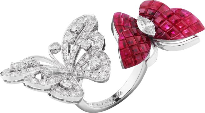 梵克雅寶Butterfly Signature系列Two Butterfly Between the Finger指間戒。（Van Cleef & Arpels提供）
